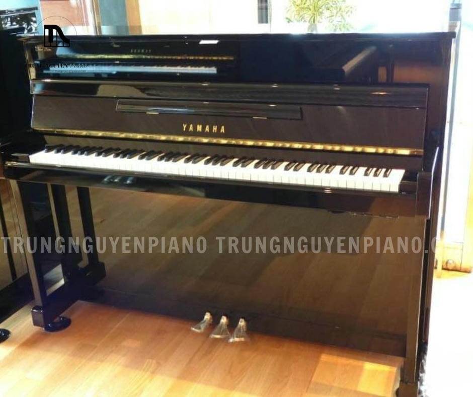 Đàn Piano Yamaha U5AS có kích thước gọn gàng, hoàn thiện màu đen bóng, chất liệu gỗ tự nhiên chất lượng cao