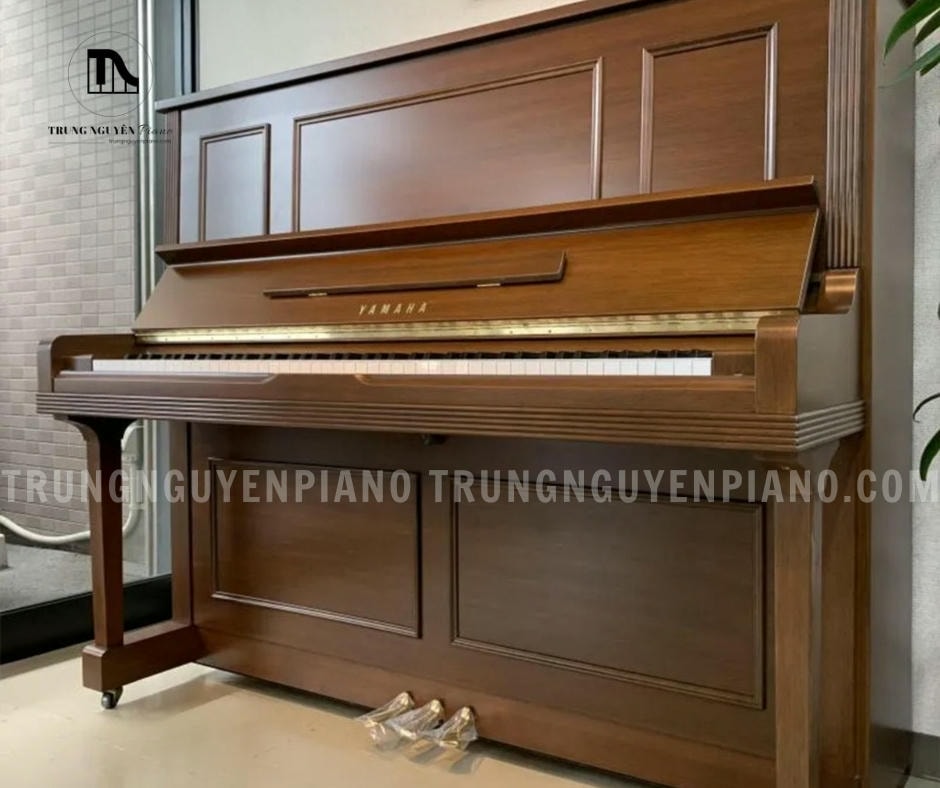 Đàn Piano Yamaha UX300Wn có lớp vỏ đàn được làm từ gỗ óc chó cao cấp