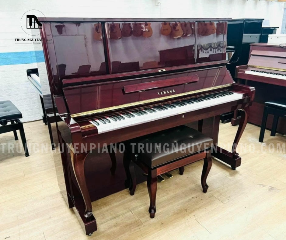 Đàn Piano Yamaha W106BB có phong cách cổ điển với chân cong sang trọng