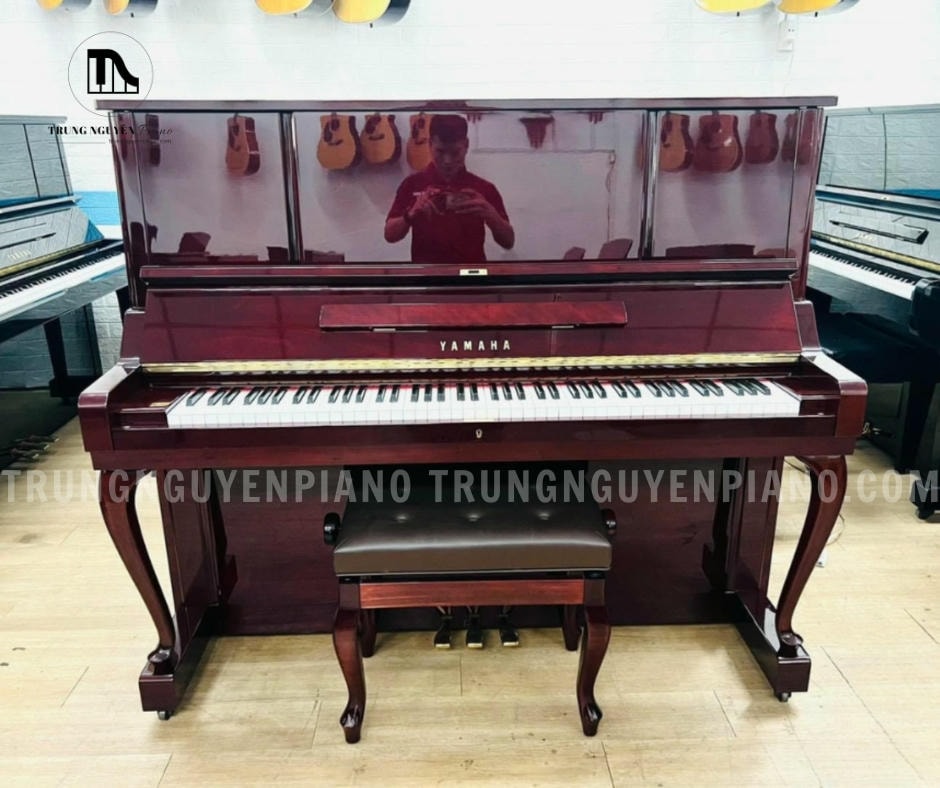 Đàn Piano Yamaha W106BB có tone màu gỗ Mahogany có màu nâu đỏ đặc trưng
