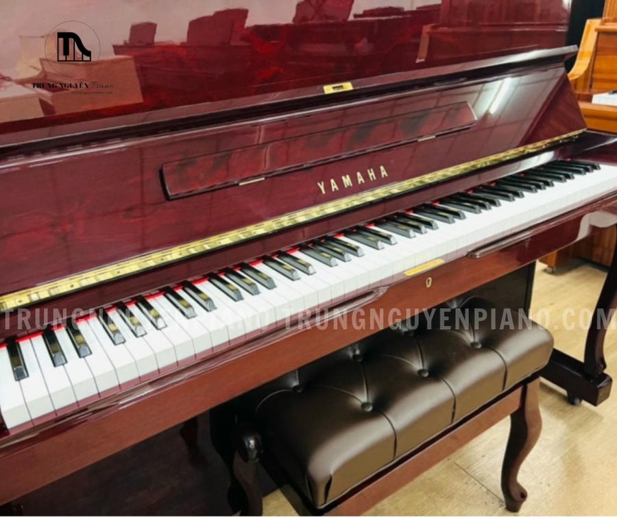 Bàn phím của đàn Piano Yamaha W110BB có thiết kế cổ điển và thanh lịch không chỉ mang lại độ bền cao mà còn giúp cải thiện cảm giác khi chơi