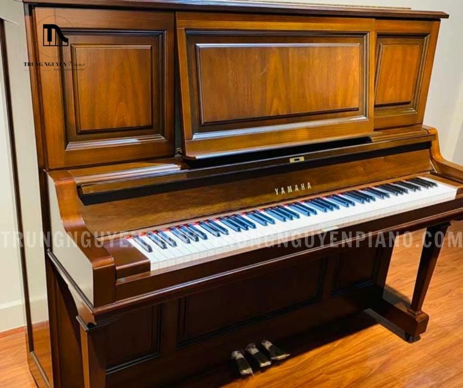 Đàn Piano Yamaha W201 nổi bật với thiết kế cổ điển, sang trọng và chất lượng âm thanh tuyệt vời