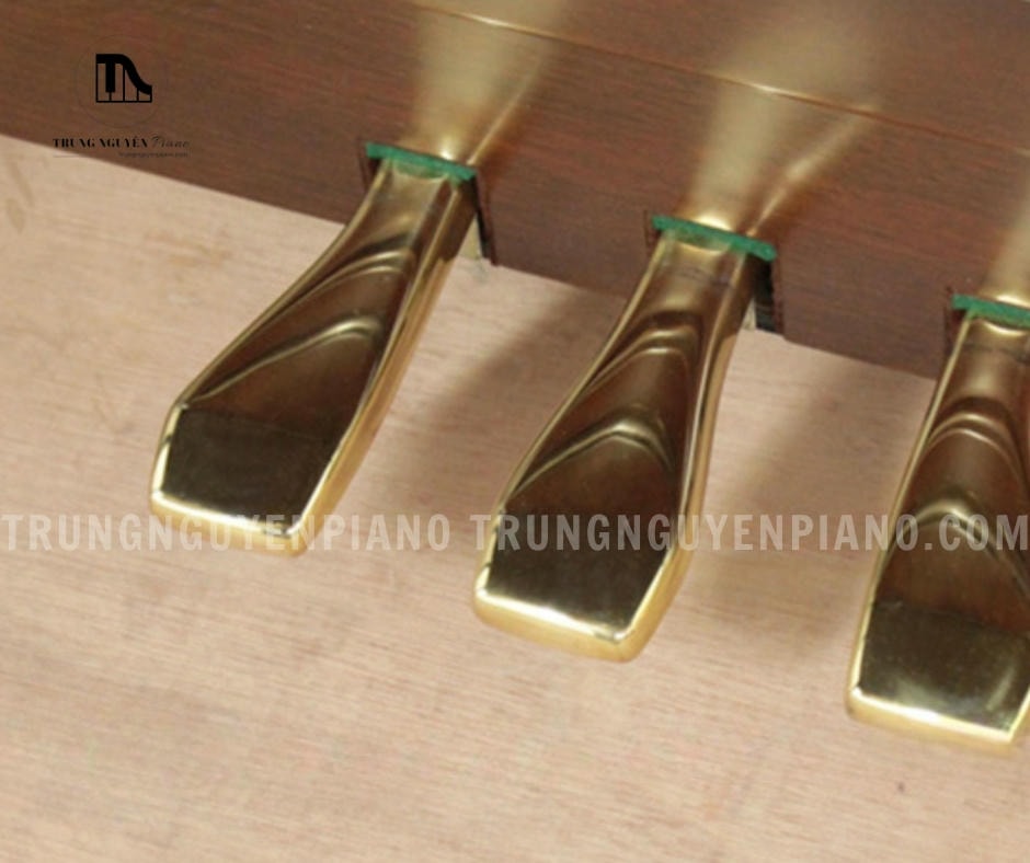 Đàn Piano Yamaha W201 4 Đàn Piano Yamaha W201 được trang bị đầy đủ 3 pedal tiêu chuẩn: soft, muffler và damper.