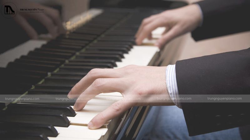 Hướng dẫn đánh đàn piano 2 tay cho người mới - bí kíp & bài tập thực hành 1 Ban đầu khi mới chơi piano bằng hai tay có thể là một thách thức