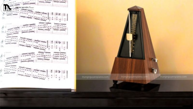 Hướng dẫn đánh đàn piano 2 tay cho người mới - bí kíp & bài tập thực hành 3 Ghép hai tay lại một cách hiệu quả bằng cách dùng máy đếm nhịp