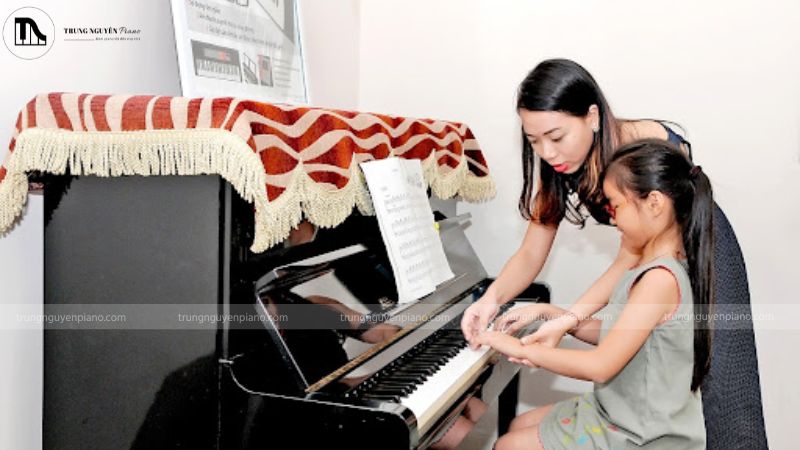 Hướng dẫn đánh đàn piano 2 tay cho người mới - bí kíp & bài tập thực hành 6 Hãy tìm một giáo viên piano có kinh nghiệm để giúp bạn luyện tập đúng kỹ thuật ngay từ đầu