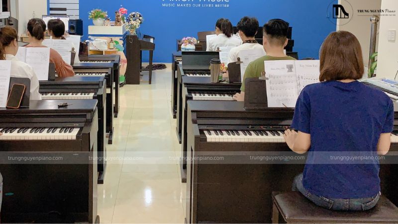 Hướng dẫn đánh đàn piano 2 tay cho người mới - bí kíp & bài tập thực hành 7 Tham gia các cộng đồng học đàn piano là một cách tuyệt vời để học hỏi và duy trì động lực