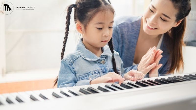 Chơi piano giúp trẻ rèn luyện khả năng quan sát và phản xạ nhanh nhạy