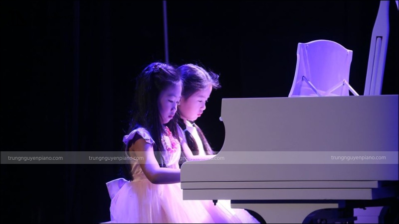 Biểu diễn piano thường diễn ra trong không gian được thắp sáng