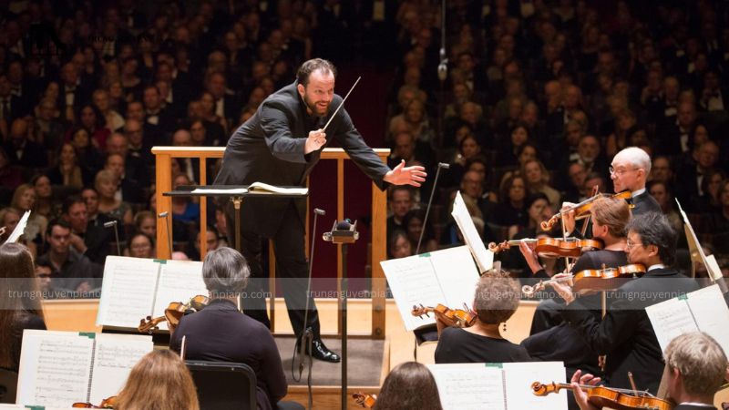 Kỹ năng piano là một lợi thế lớn và yêu cầu quan trọng, nhưng không phải là yếu tố bắt buộc tuyệt đối đối với mọi nhạc trưởng