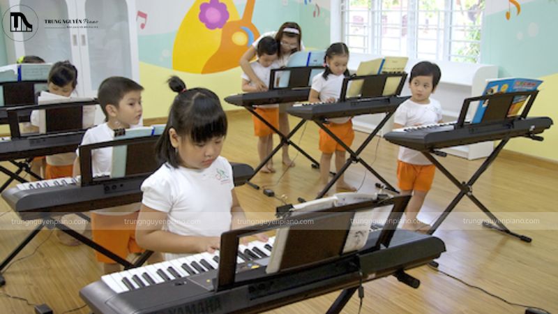 Hướng dẫn trẻ chơi những giai điệu quen thuộc từ các bài hát thiếu nhi để tạo sự gần gũi