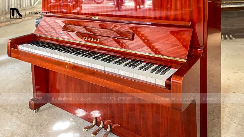 Top 05 đàn piano màu đỏ sang trọng và cá tính cho không gian của bạn 2 Với gam màu nổi bật, đàn piano đỏ dễ dàng trở thành trung tâm của mọi không gian