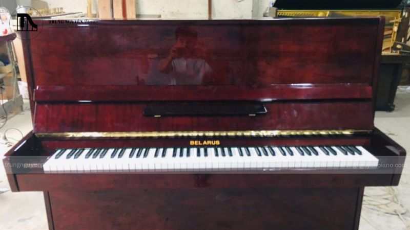 Top 05 đàn piano màu đỏ sang trọng và cá tính cho không gian của bạn 6 Đàn Piano màu đỏ Kreuizbach – Đến từ Liên Xô
