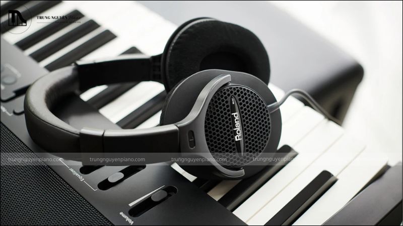 Tai nghe là phụ kiện không thể thiếu đối với người chơi đàn piano điện