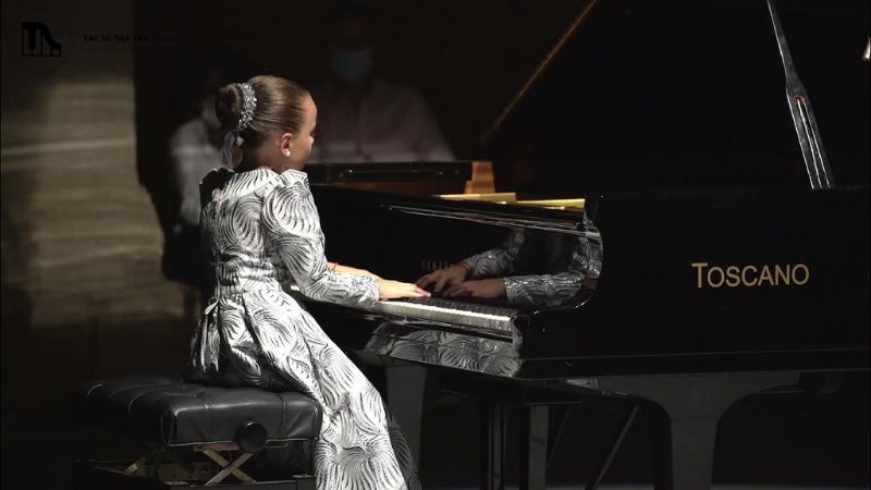 thần đồng âm nhạc Agafia Korzun (Nga)