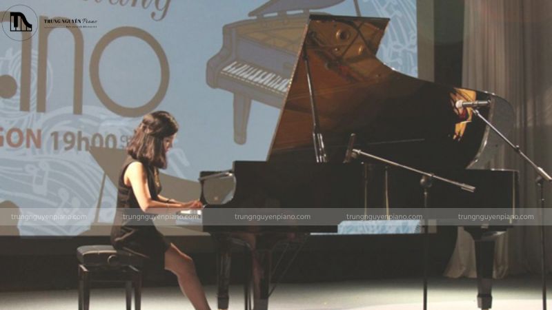 Grand Piano trong không gian biểu diễn