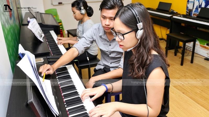 Top 10 trung tâm piano tại Hà Nội, TP HCM uy tín hàng đầu 1 Giáo viên chuyên nghiệp tại các trung tâm piano hướng dẫn học viên