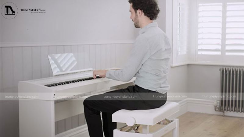 Tư thế ngồi ghế piano quá cao gây áp lực lên mặt trên cổ tay, hạn chế lưu thông máu