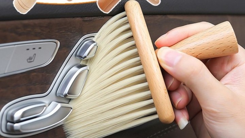 Chổi có lông mềm mại thích hợp với đồ đạc dễ trầy xước