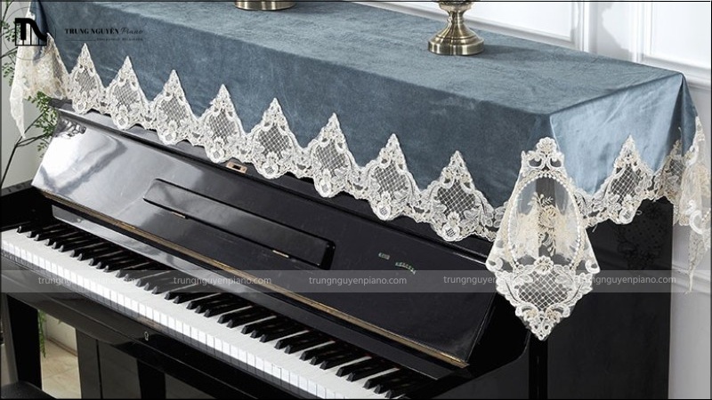 Khăn phủ đàn piano là một phụ kiện quan trọng nhằm bảo vệ đàn piano tránh những bụi bẩn