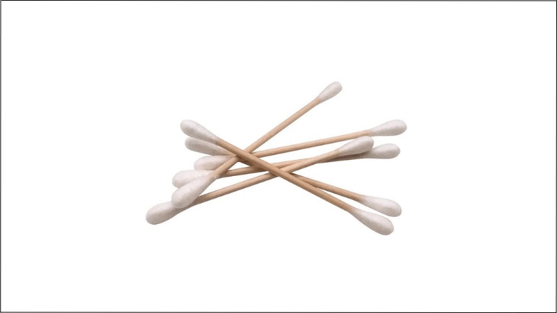 Dùng tăm bông để làm sạch những kẻ nhỏ trên đàn Piano điện