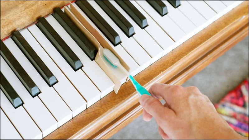 Vệ sinh bàn phím đàn piano điện bằng dụng cụ