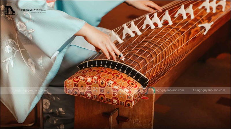 Đàn Koto được làm từ gỗ hồng, với kích thước tiêu chuẩn là chiều dài 180cm