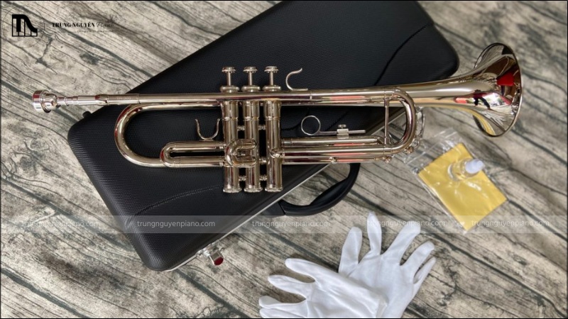 Kèn trumpet Bb dòng custom, được phát triển cùng với Eric Miyashiro