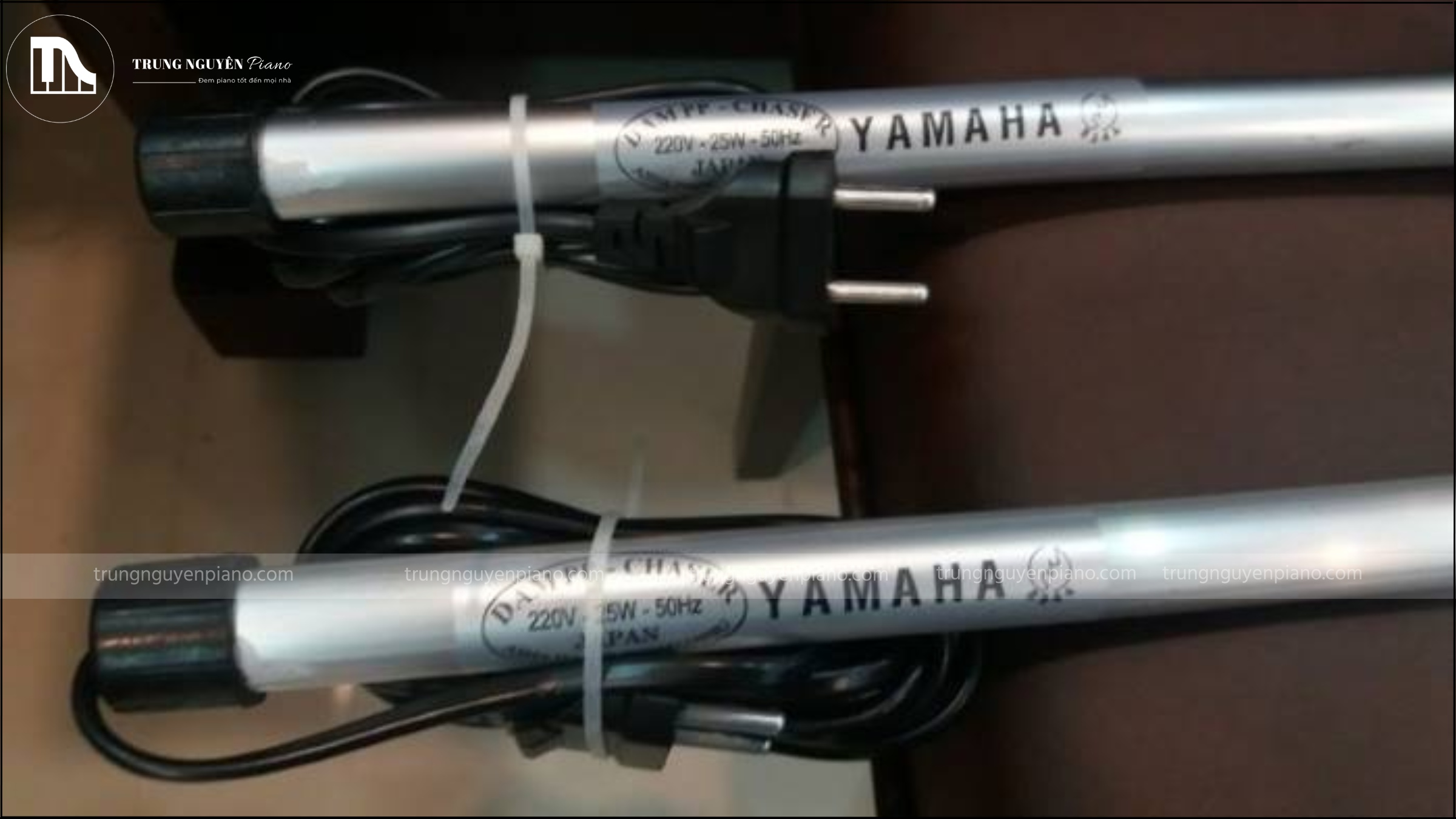 Ống sấy đàn piano cắm trong đàn