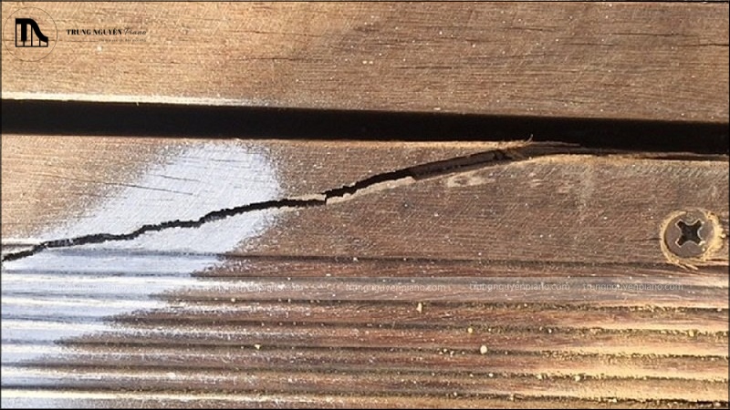 Vết nứt gỗ nghiêm trọng trên vỏ đàn Piano
