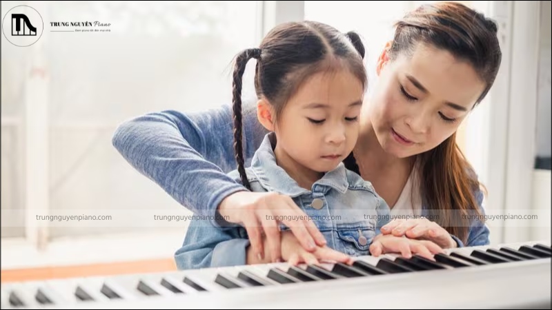 Con trai học piano có nên không? Giải mã định kiến & khám phá lợi ích vàng 1 Những cô gái dịu dàng bên cây đàn piano đã trở nên quen thuộc