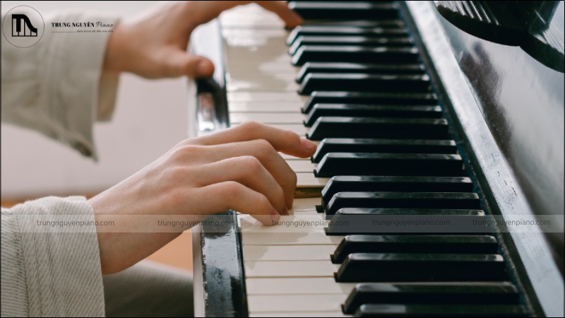 Con trai học piano có nên không? Giải mã định kiến & khám phá lợi ích vàng 3 Bàn tay của bé trai đang lướt trên phím đàn một cách điêu luyện.