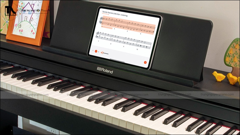 Con trai học piano có nên không? Giải mã định kiến & khám phá lợi ích vàng 7 Đàn piano điện roland là 1 trong các thương hiệu uy tín