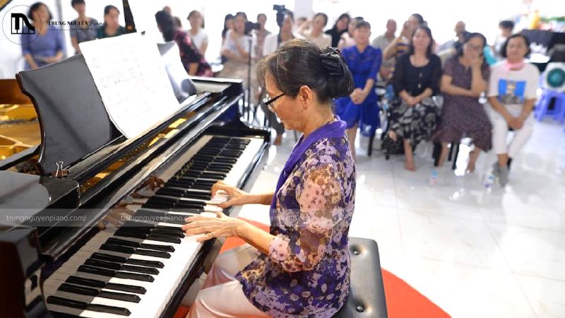 Một lớp học piano nhóm với các học viên lớn tuổi