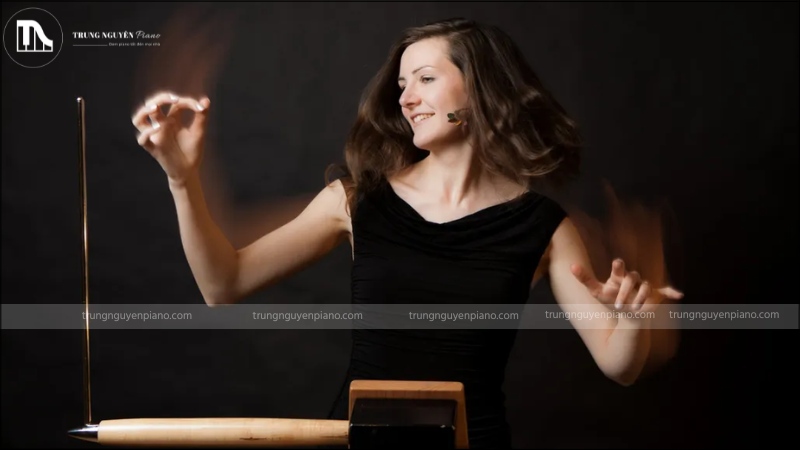 Nhạc cụ độc lạ: Định nghĩa, phân loại và các điểm đặc biệt 4 Người chơi di chuyển tay xung quanh hai ăng-ten này để tạo ra âm thanh