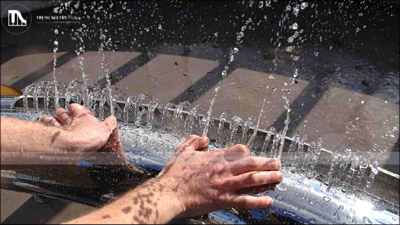 Nhạc cụ độc lạ: Định nghĩa, phân loại và các điểm đặc biệt 5 Hydraulophone có một hàng lỗ phun nước, mỗi lỗ tương ứng với một nốt nhạc