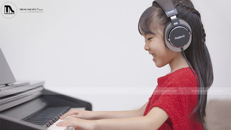 Học piano còn giúp kích thích các giác quan của trẻ