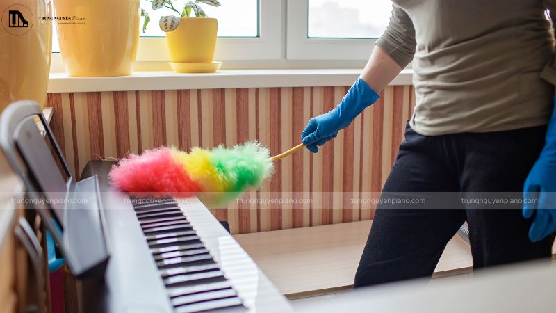 Vệ sinh bề mặt phím đàn piano điện