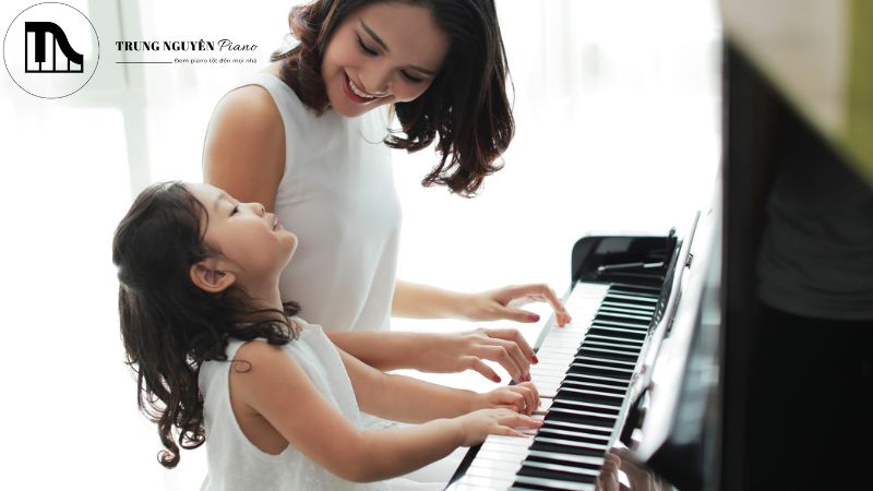 So sánh chi tiết giữa piano cơ và điện