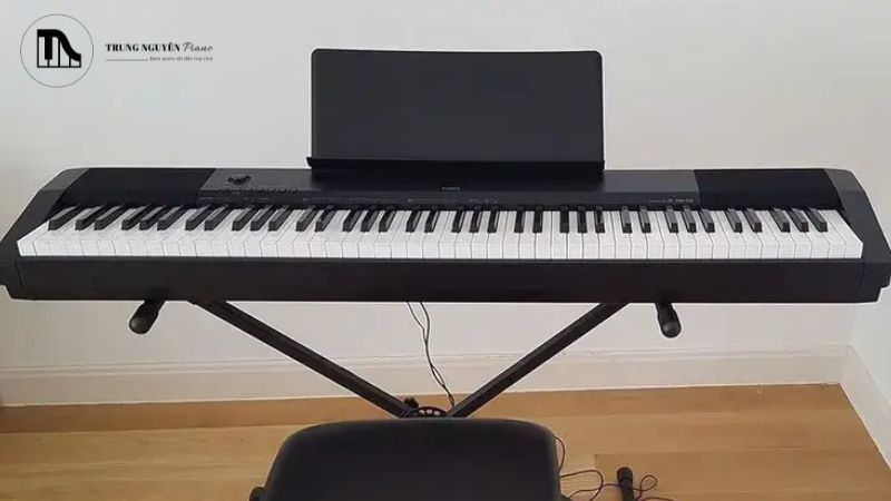 Piano điện đặt gọn gàng trong phòng khách chung cư