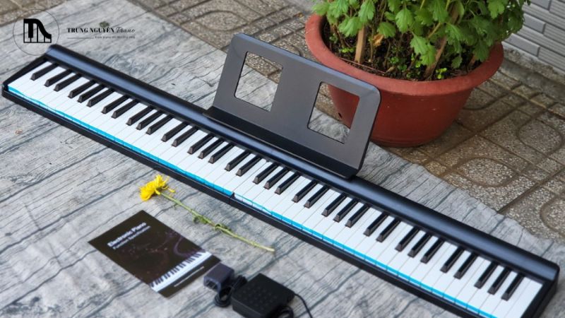 Một cây piano gấp gọn được đặt gọn gàng trong một căn phòng