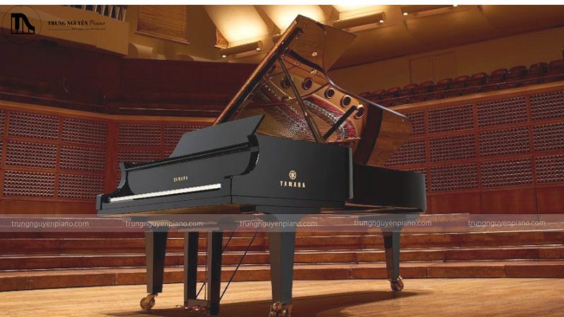 Thuê piano sự kiện: kinh nghiệm tránh rủi ro từ chuyên gia 1 Piano cơ trên sân khấu