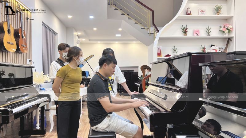 Thuê piano sự kiện: kinh nghiệm tránh rủi ro từ chuyên gia 11 Có thể nhờ nhân viên kiểm tra đàn trước khi thuê piano sự kiện