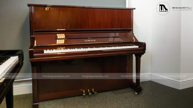 Thuê piano sự kiện: kinh nghiệm tránh rủi ro từ chuyên gia 4 Upright Piano Yamaha U3 đặt gọn gàng trong góc phòng