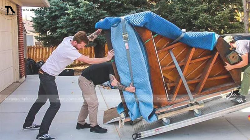 Thuê piano sự kiện: kinh nghiệm tránh rủi ro từ chuyên gia 8 Cần bọc lót piano cẩn thận bằng chăn trước khi vận chuyển