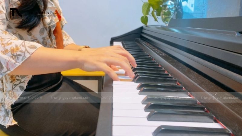 Tư thế tay piano chuẩn: 6 lỗi sai & cách khắc phục nhanh chóng 12 Chuyển động của ngón cái phải thật mượt mà và gọn gàng
