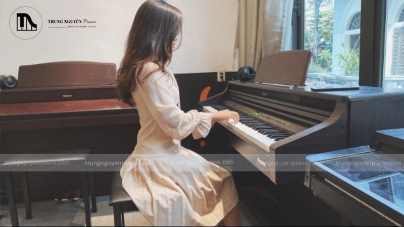 Tư thế tay piano chuẩn: 6 lỗi sai & cách khắc phục nhanh chóng 11 Tình trạng gồng cứng vai và cánh tay thường liên quan mật thiết đến tư thế ngồi chơi đàn