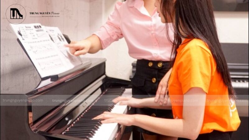 Tư thế tay piano chuẩn: 6 lỗi sai & cách khắc phục nhanh chóng 5 Vai bị nhấc cao, gồng cứng, trông căng thẳng