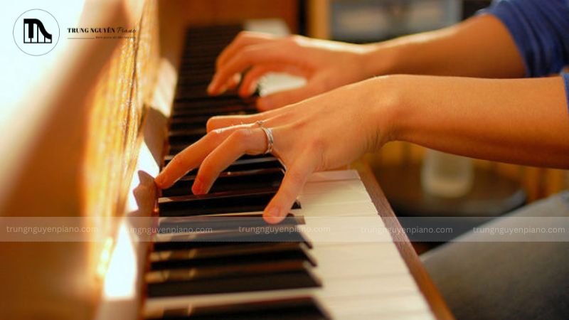Tư thế tay piano chuẩn: 6 lỗi sai & cách khắc phục nhanh chóng 2 Tư thế tay piano sai thường thấy là lỗi ngón tay bẹt, duỗi thẳng