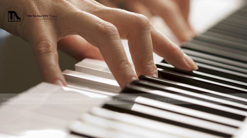 Tư thế tay piano chuẩn: 6 lỗi sai & cách khắc phục nhanh chóng 3 Cổ tay bị sụp xuống thấp hơn phím đàn